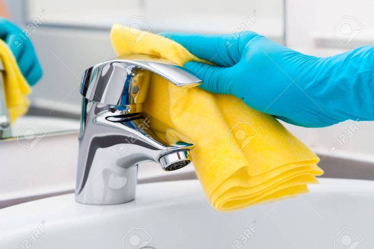 30796847-vrouw-doet-klusjes-in-de-badkamer-het-reinigen-van-de-tap